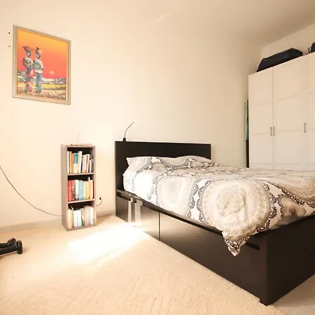 Quarto em Acomodações Particulares Stanza Privata In Alloggio Luminoso Poco Distante Dal Centro