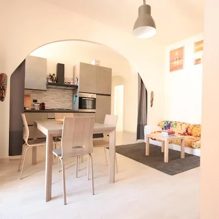 Stanza Privata In Alloggio Luminoso Poco Distante Dal Centro Quarto em Acomodações Particulares *